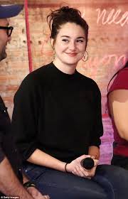 Photogallery of shailene woodley updates weekly. Nothing Fancy Aside From Her Moderately Sized Hoop Earrings And Prominent Nose Ring She Was Decidedly Bling Shailene Woodley Shailene Woodley Style Shailene