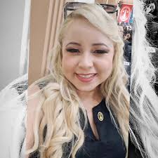 Ella es Evelyn Beatriz Farfán Mata, Licenciada en Ciencias Jurídicas y  Doctora en Derecho Pluralista Público y Privado por la Universidad Autónoma  de Barcelona. Su trayectoria académica y profesional la ha llevado