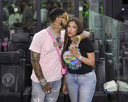 Anuel y su novia Laury: besos y apapachos en el partido de Messi