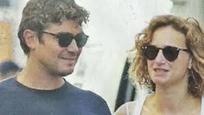 Riccardo scamarcio est un acteur, producteur, producteur délégué italien. Riccardo Scamarcio Papa Per La Prima Volta La Compagna Angharad Wood E Radiosa