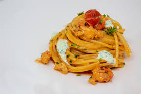 Ho aggiunto la stracciatella (di mezza burrata) e i pinoli al mio condimento, assieme ad un pizzico di sale. Spaghetti Al Gambero E Stracciatella La Cremosa Proposta Dello Chef Mario Puccio Cook Magazine