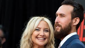 This swimsuit is called 'le plongeant' and that translates to 'the plunging', which is a more. Schauspielerin Kate Hudson Sex Mit Partner Danny Fujikawa Halt Sie Fit