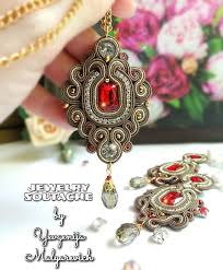 Davno Ya Ne Delala Dopolnenij K Sergam Tem Ne Menee Komplekt Delaet Obraz Bolee Zakonchennym Kulon Sshit Vruchnuyu Iz Ot Neck Jewellery Pendant Soutache Jewelry
