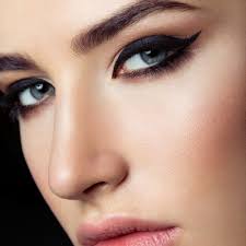 Saat kita berbicara dengan orang lain, mata kita tidak akan pernah luput dari perhatian lawan bicara kita tersebut. 4 Tutorial Makeup Yang Bisa Menonjolkan Keindahan Matamu Dan 6 Cara Menggunakan Eyeshadow Sesuai Kebutuhan 2018