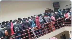 Cedió una baranda en una universidad y varios estudiantes cayeron desde un cuarto piso. Ugn7fobiv4gx M