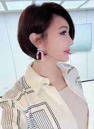 我侄子Stefan Chen 陳奕凡（葉璦菱的公子）說他自國中後第一次上節目，節目中表現很好。又帥又有才藝。我新專輯中的“嗨，hi”  他不但做曲，英文詞（中文詞本人寫的）兼配唱加製作人，但他說他年紀大了……因為剛過18了…………。😰😰他在去美國讀音樂學院前，想上康熙看看。好 ...