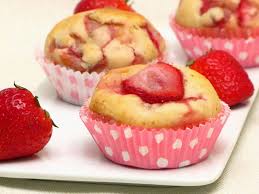 Lecker Leichte Erdbeermuffins Muffins Mit Frischen Erdbeeren Ganz Ohne Fett Erdbeermuffins Lebensmittel Essen Dessert Ideen