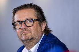 Il a tout donné pour. Plyqchwmqvgb M