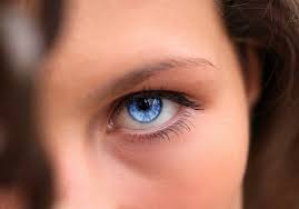 Von ganz strahlend hellen augen bis hin zu tiefem blau ist bei dieser augenfarbe alles zu finden. á Augenfarbe Farbtyp Und Outfit Wie Das Augen Make Up Zum Typ Passt