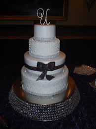 Black And White Wedding Cakes With Bling Glitz Glamour And Sheer Elegance Topped Off With A Black Fondant Bow Make This Wedding Cake Perfect For The Ultimate Luxbride Wedding Cakes Black White Wedding Cake Wedding Cake Designs