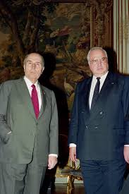 François mitterrand et helmut kohl main dans la main, le 22 septembre 1984 à douaumont (meuse) lors d'une cérémonie en hommage aux victimes de la première guerre mondiale. Kohl Et Mitterrand Une Amitie Politique Qui A Faconne L Histoire