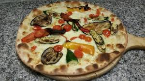 Vengono realizzati con uno strumento detto chitarra: Le Nostre Pizze Con Impasto Sottile E Friabile Foto Di Acqua E Farina Cesena Tripadvisor