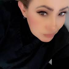 Feliz jueves criaturas de la creación, sé que parezco inalcanzable y les  puede dar vergüenza hablarme, pero soy como todos, sólo mándenme un mensaje  casual: "Hola su majestad, lamento interrumpir su existencia"