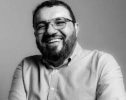 Juiz nega remover vídeo em que prefeito presenteia jovem com pênis de  borracha