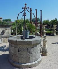 epingle sur puits en pierre