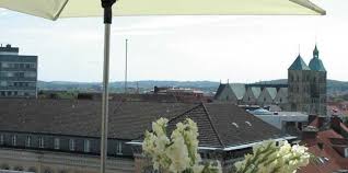 Sonnenschutz für den balkon gibt es in den verschiedensten variationen. Praktische Sonnenschirme Funf Platzsparende Sonnenschutzlosungen Fur Einen Kleinen Balkon Mz De