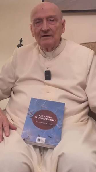 Nos llena de ilusión poder tener en nuestras manos un libro que da la  oportunidad de llevar a cabo la lectura en Familia, abriendo la posibilidad  de conocer y/o profundizar de una manera ligera y ...