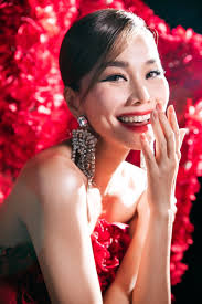 Thanh Hằng khoe chân dài 1m12, đẹp như nữ thần trên sàn catwalk