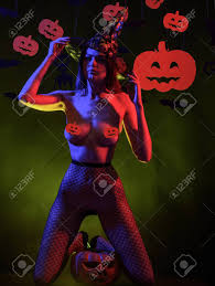 Sorcière Femme Nue Avec Chapeau Dhalloween Et Citrouille. Concept De Mode  De Dame Érotique. Happy Halloween Sorcières Sexy Avec Gros Cul. Une Fille  Sexy A Les Meilleures Idées Pour Halloween. Banque DImages