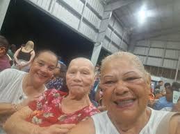 Buenas buenas hoy si continua lloviendo sopa de salchichon jamon papas  mazorca zanahorias yummy con arroz 7 pesitos. Lasagna to go con arroz 7  pesitos. Y los ricos burritos Munchie's de pollo