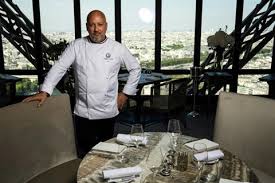 The 58 tour eiffel restaurant is located on the first floor of the eiffel tower and its name comes from its height 58 meters above the floor. Jules Verne Le Mythique Restaurant De La Tour Eiffel Repart A Zero Le Courrier Du Vietnam