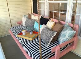 Furniture dari palet, yang biasa dikenal dengan pine wood atau kayu jati londo, cukup popular salah satu furniture yang mungkin belum banyak di pasaran adalah tempat tidur dari kayu palet. 13 Ide Daur Ulang Kreatif Dari Kayu Palet