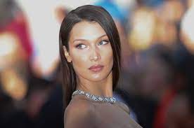 Το supermodel μπέλα χαντίντ ενώθηκε με το πλήθος που συμμετείχε σε πορεία εχθές στη νέα υόρκη, προκειμένου να εκφράσει την υποστήριξή της στον παλαιστινιακό λαό. 3an8ia H Mpela Xantint H Olikh Metamorfwsh Kai Ta Xiliades Likes Fwto Eirinika Gr