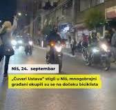 Biciklisti stigli u Niš, dočekao ih veliki broj građana., Grupa “Čuvara  Ustava” obišla je centralnu i južnu Srbiju, a sutra će se preko Jagodine  uputiti za Kragujevcu gde će se u subotu spojiti sa ...
