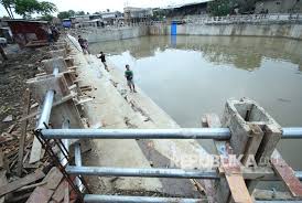 Apabila mencapai titik tertinggi yaknu 643,80, pintu spillway akan dibuka. Bandung Warga Dayeuhkolot Nantikan Efek Danau Retensi Cieunteung