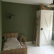 stoer jongenskamer junior steigerhoutenbed boerenkast bankje wit geverfd houtenvloer muu living room decor inspiration classic bedroom small room bedroom