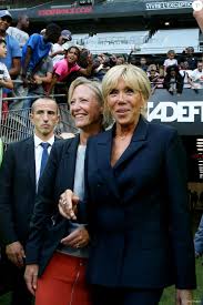 Calculateur de salaire annuel à partir du salaire à l'heure. La Premiere Dame Brigitte Macron Et La Secretaire D Etat Chargee Des Personnes Handicapees Sophie Cluzel La Premiere Dame Donne Le Coup D Envoi Du Match De Fo Purepeople