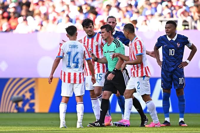 L'arbitre de France-Paraguay choque le monde