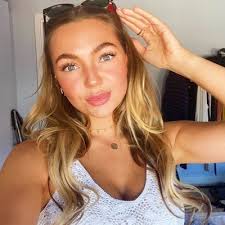 Gabrielle Buck's Instagram, Twitter & Facebook