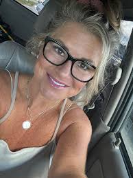 Hey y'all! My name is Michelle. 48 and very single! Looking to meet new  people!