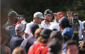 Der spanier jon rahm küsst die siegertrophäe der us open. Fans Players Rip Pga Tour For Jon Rahm Covid 19 Debacle Pro Golf Weekly