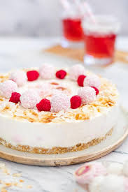 Durch die sahnebasis wird die masse zwischen den butterkeksen schneller fest im kühlschrank. No Bake Kuchen Mit Himbeeren Kokos Mein Naschgluck