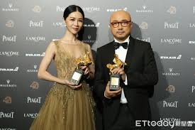 由資深剪接大師廖慶松與徐若瑄合力監製，集結陳淑芳、謝盈萱、徐若瑄、孫可芳、丁寧等實力派金獎演員陣容，電影《孤味》將於 11 月 6 日起溫情上映!日前釋出的正式海報可見謝盈萱、徐若瑄、孫可芳及陳姸霏圍繞「全民阿嬤」陳淑芳開心拍下全家福，但卻留有一個空座位十分顯眼，讓人不禁. è¬ç›ˆè±é­é»' å¾—çŽè€å¤§ç‰Œ å¾è­½åº­å…¬é–‹ é—œéµç§è¨Š é‚„åŽŸçœŸç›¸ Ettodayæ˜Ÿå…‰é›² Ettodayæ–°èžé›²