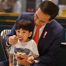Cek Fakta: Tidak Benar Dalam Foto Ini Jokowi Berbicara dengan ...