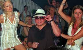 Tropez where he and paris hilton racked up a whopping s$3.8 million bill at the exclusive byblos nightclub. Der Kunde Den Die Bsi Nie Hatte Nehmen Durfen