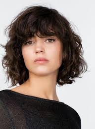 Modern Short Hairstyles Brown Image Brown Hairstyles Image Modern Short Shortwavyhair In 2020 Short Hair With Bangs Hairstyles With Bangs Short Wavy Hair