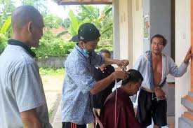 Bagi masyarakat bali memotong rambut di malam hari di sebut ngayuni nambak sasih. Anak Anak Di Pengungsian Rendang Antusias Dapat Potong Rambut Gratis Balipost Com