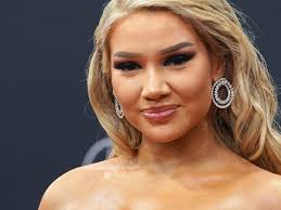 Vigdis erla & shirin david grading: Shirin David Mit Ihrem Neuen Song Begrabt Sie Das Schonheitsideal 90 60 90 Bunte De