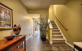 An der treppe öffnet sich dein flur nach oben und du hast eine große wandfläche, die du nutzen kannst. Flur Gestalten 62 Ideen Fur Farbgestaltung Der Wande Im Eingangsbereich