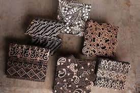 Canting cap yang biasa digunakan untuk membuat batik umumnya terbuat dari plat tembaga yang disusun sedemikian rupa hingga membentuk sebuah selain dibuat dari bahan tembaga, sekarang ada juga lho jenis canting cap yang dibuat dari bahan kertas. Asal Mula Pembuatan Canting Cap