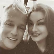 Are there any Santa impersonators in Gulfport, MS that would be willing to  come to my home for photos?