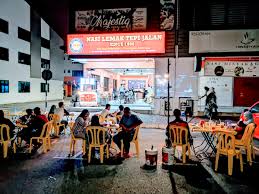 Jika anda berada di sekitar cheras pula, anda wajib berkunjung ke restoran nasi lemak ini yang famous dengan nasi lemak lobster yang telah viral pada tahun lepas! Legasi Nasi Lemak