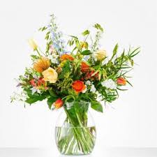 A fine combination, this glorious flower arrangement with a delicious italian red wine. Flower Delivery Rotterdam Online Florist Rotterdam