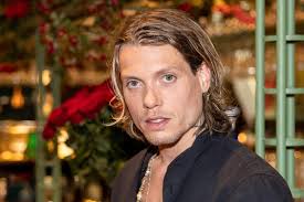 Tony Junior onthult met hoeveel mensen hij het bed deelde