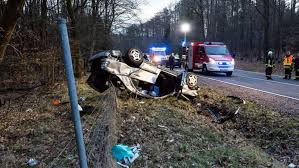 Von Strasse Abgekommen Und Uberschlagen Fahrer 30 Aus Mercedes Geschleudert Tot Fahrer Mercedes Autos