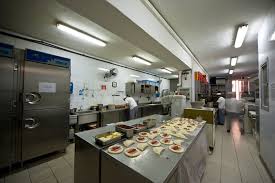 Un cuoco non si riposa mai questa è una regola che va a braccetto con la precedente. Organizzare Una Cucina Per Un Bar Aprire Un Bar